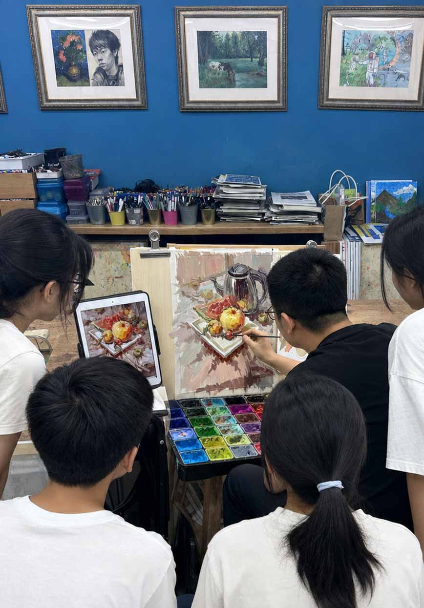 老师现场指导学生作品